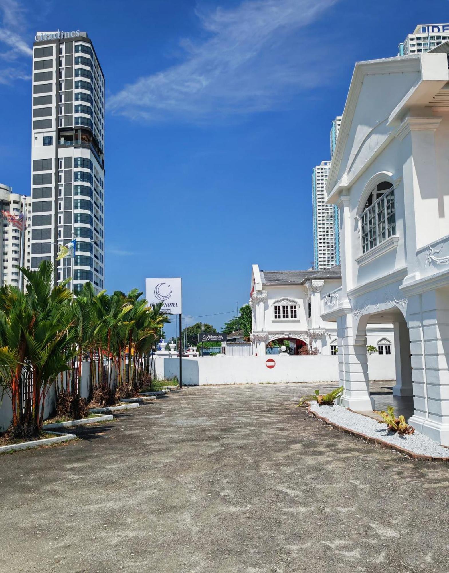 Luna By Moonknight * George Town