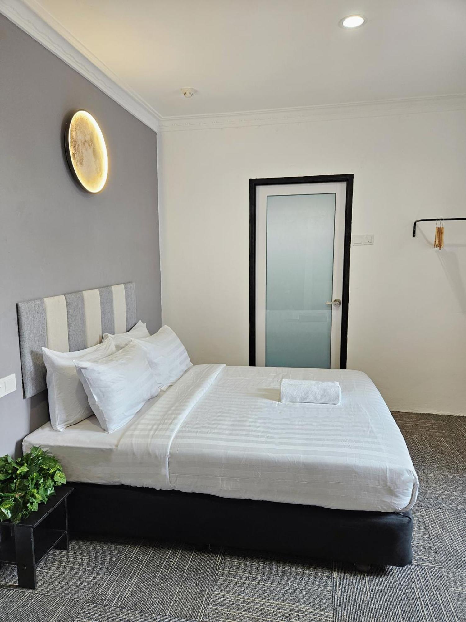 Luna By Moonknight Hotel *