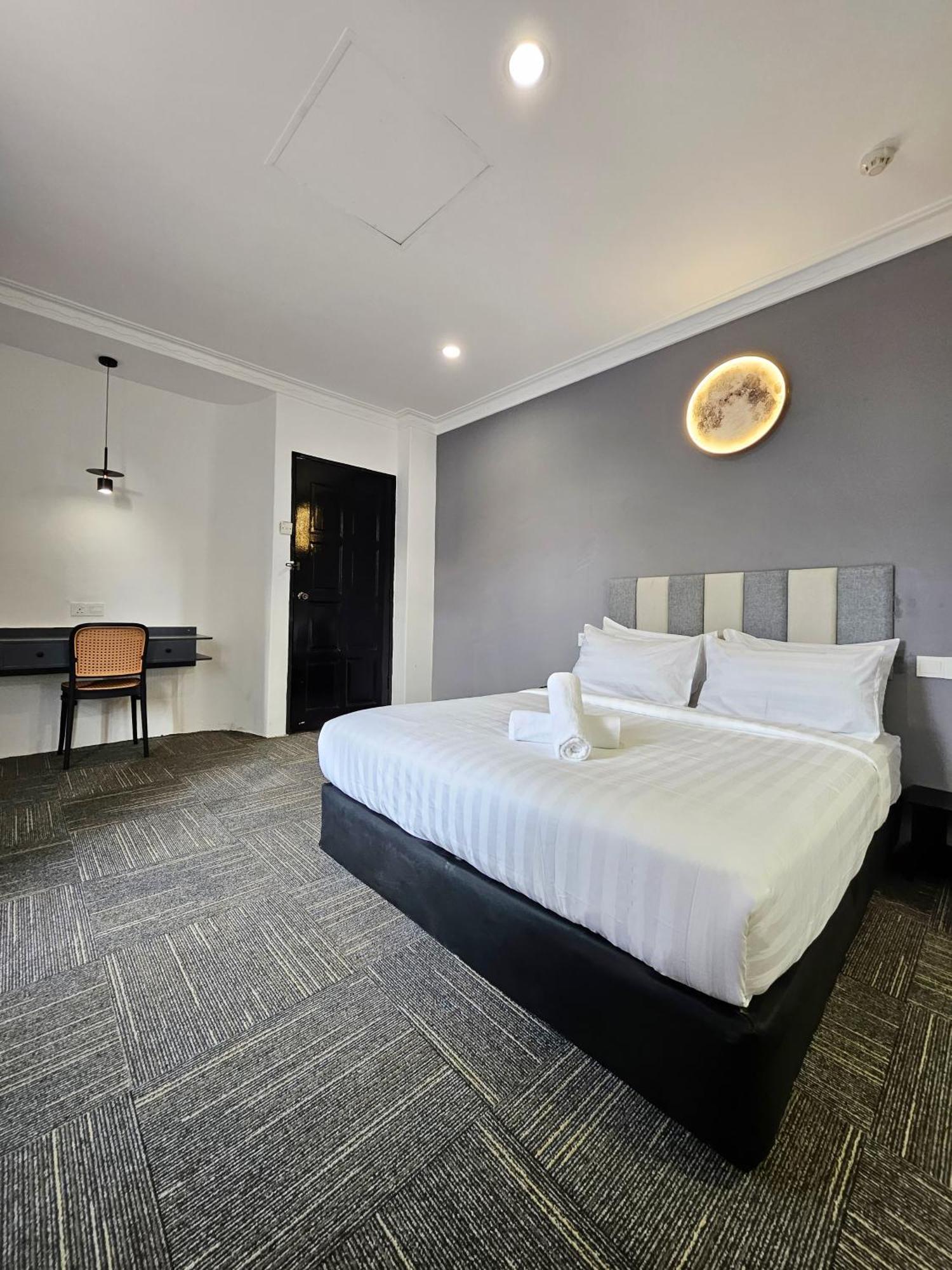 Luna By Moonknight Hotel *
